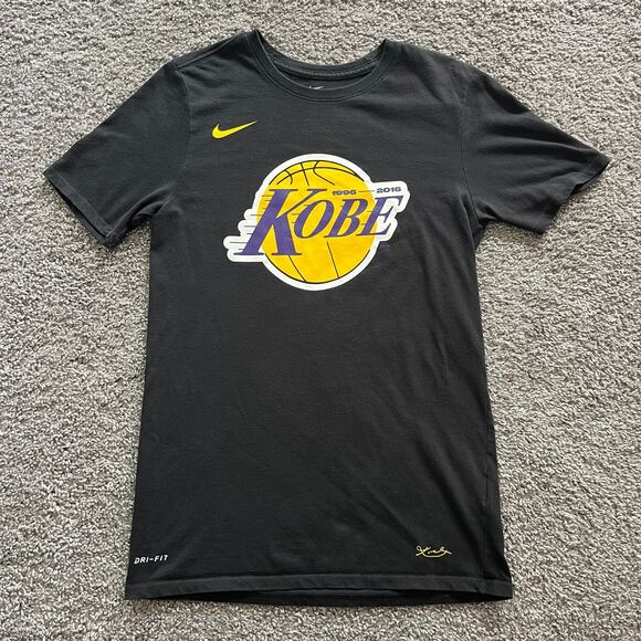 Nike Kobe Bryant Retirement T Shirt Los Angeles Lakers 1996-2016 Black Sz Small - Picture 1 of 7